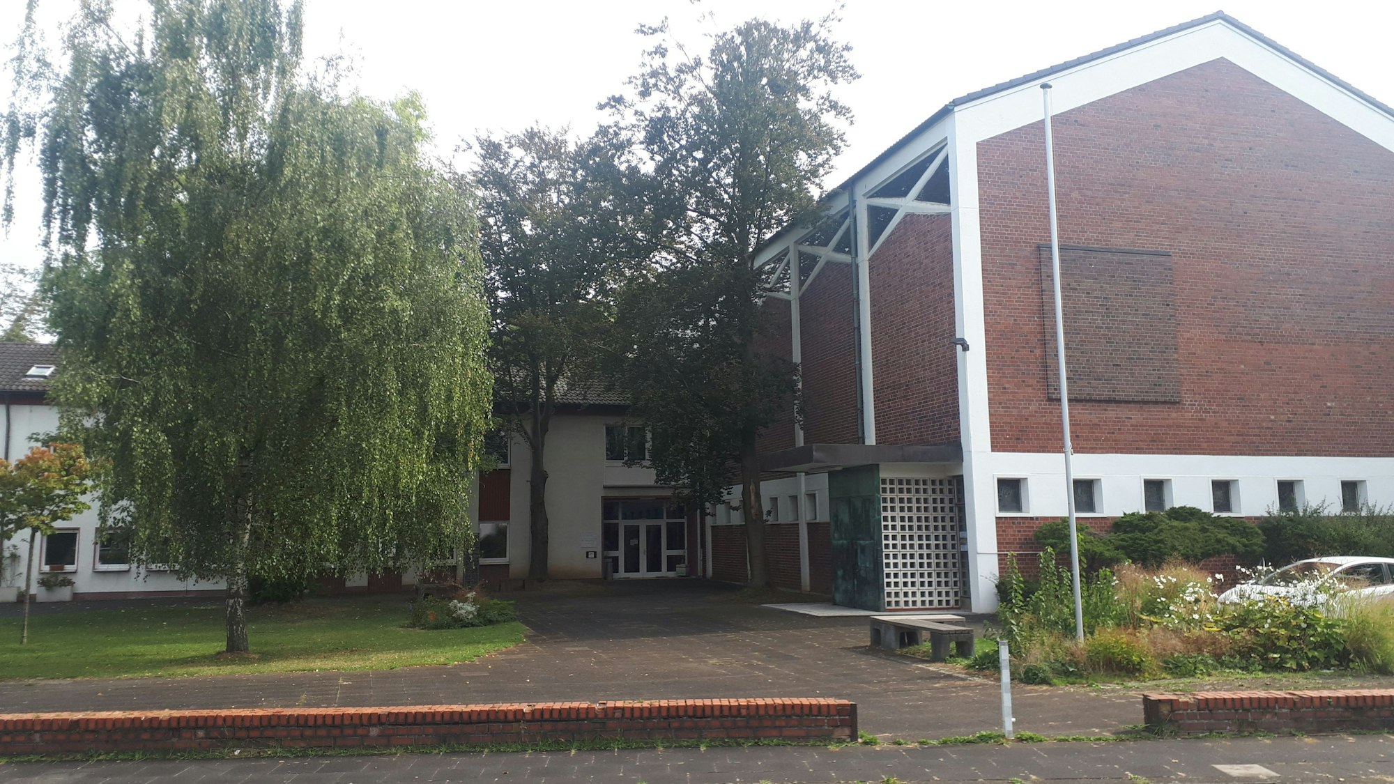 Zu sehen ist die Immanuelkirche und das benachbarte Gemeindehaus an der Paul-Humburg-Straße.