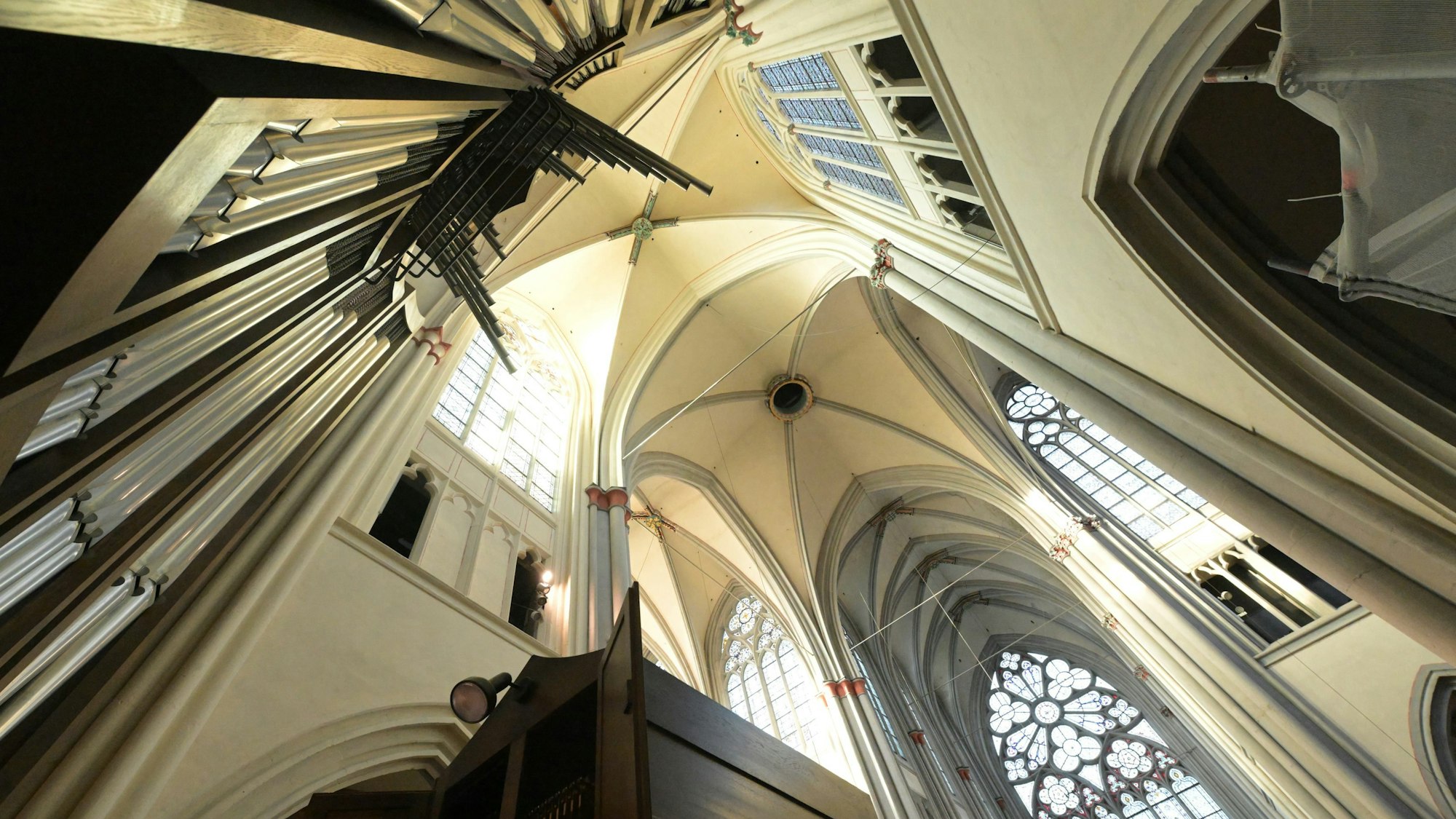 Blick in das gotische Deckengewölbe über der Klais-Orgel im Altenberger Dom.