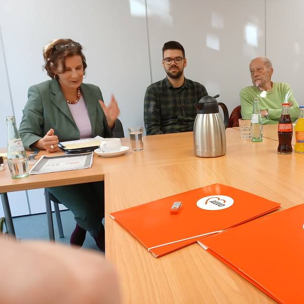 Zwei Männer und zwei Frauen an einem Tisch.