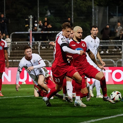 Mann mit Doppelrolle bei Viktoria Köln: Jonah Sticker (vorn)