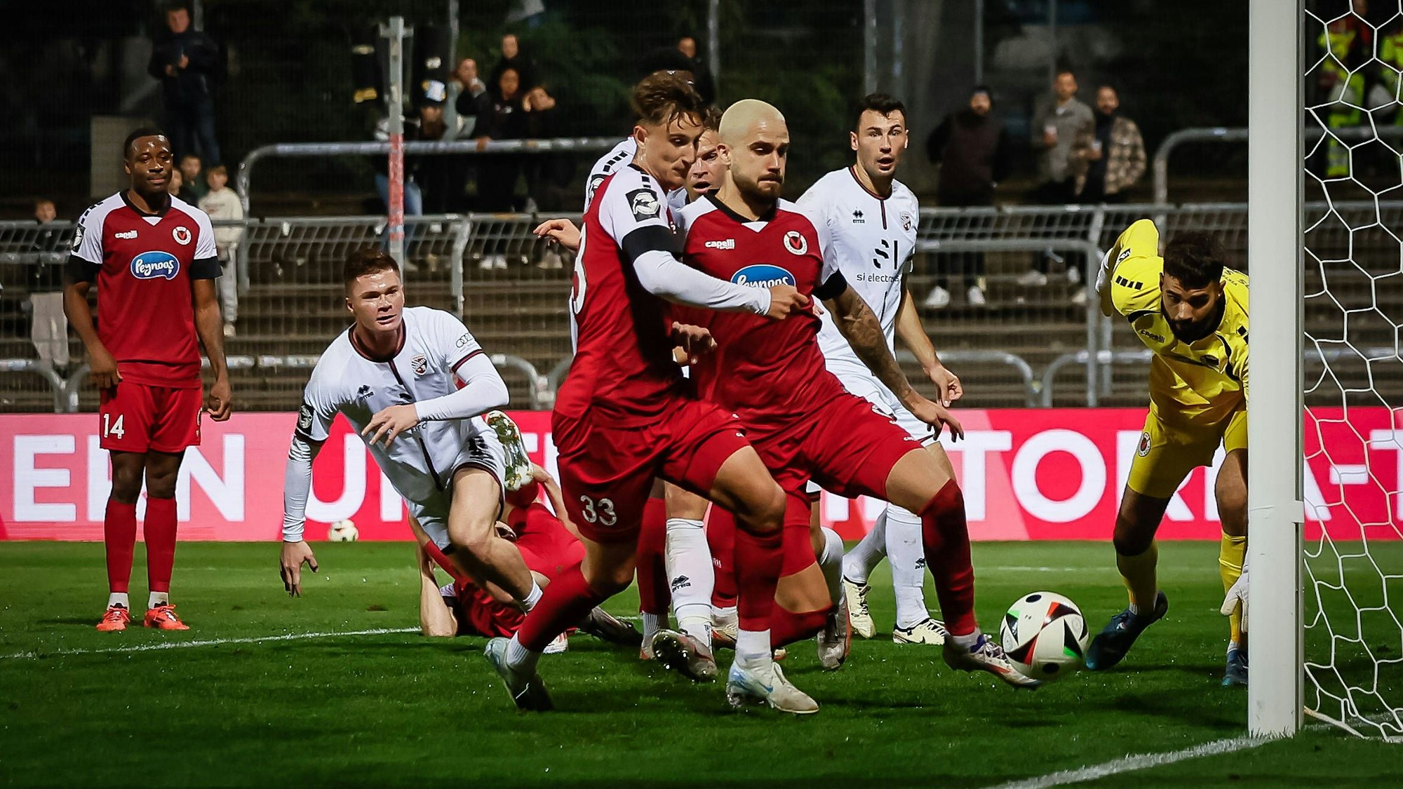 Mann mit Doppelrolle bei Viktoria Köln: Jonah Sticker (vorn)