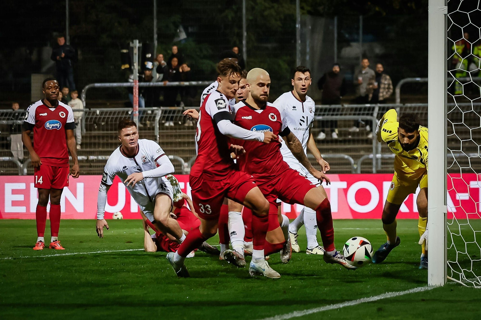 3. Liga: FC Viktoria Köln - FC Ingolstadt 04, 22.10.2024 Knapp vorbei: Lex-Tyger Lobinger FC Viktoria Köln, 9 und Jonah Sticker FC Viktoria Köln, 33 Köln, 22.10.2024, 11. Spieltag der 3. Fußball-Liga, FC Viktoria Köln - FC Ingolstadt 04 im Sportpark Hoehenberg in Köln. Die DFL-Bestimmungen verbieten die Verwendung von Fotografien als Bildsequenzen und / oder Quasi-Videos. *** 3 Liga FC Viktoria Köln FC Ingolstadt 04, 22 10 2024 Just past Lex Tyger Lobinger FC Viktoria Köln, 9 and Jonah Sticker FC Viktoria Köln, 33 Cologne, 22 10 2024, 11 Matchday of the 3 Football League, FC Viktoria Köln FC Ingolstadt 04 at Sportpark Hoehenberg in Cologne The DFL regulations prohibit the use of photographs as image sequences and or quasi videos Copyright: xBEAUTIFULxSPORTS/LeahxKohringx