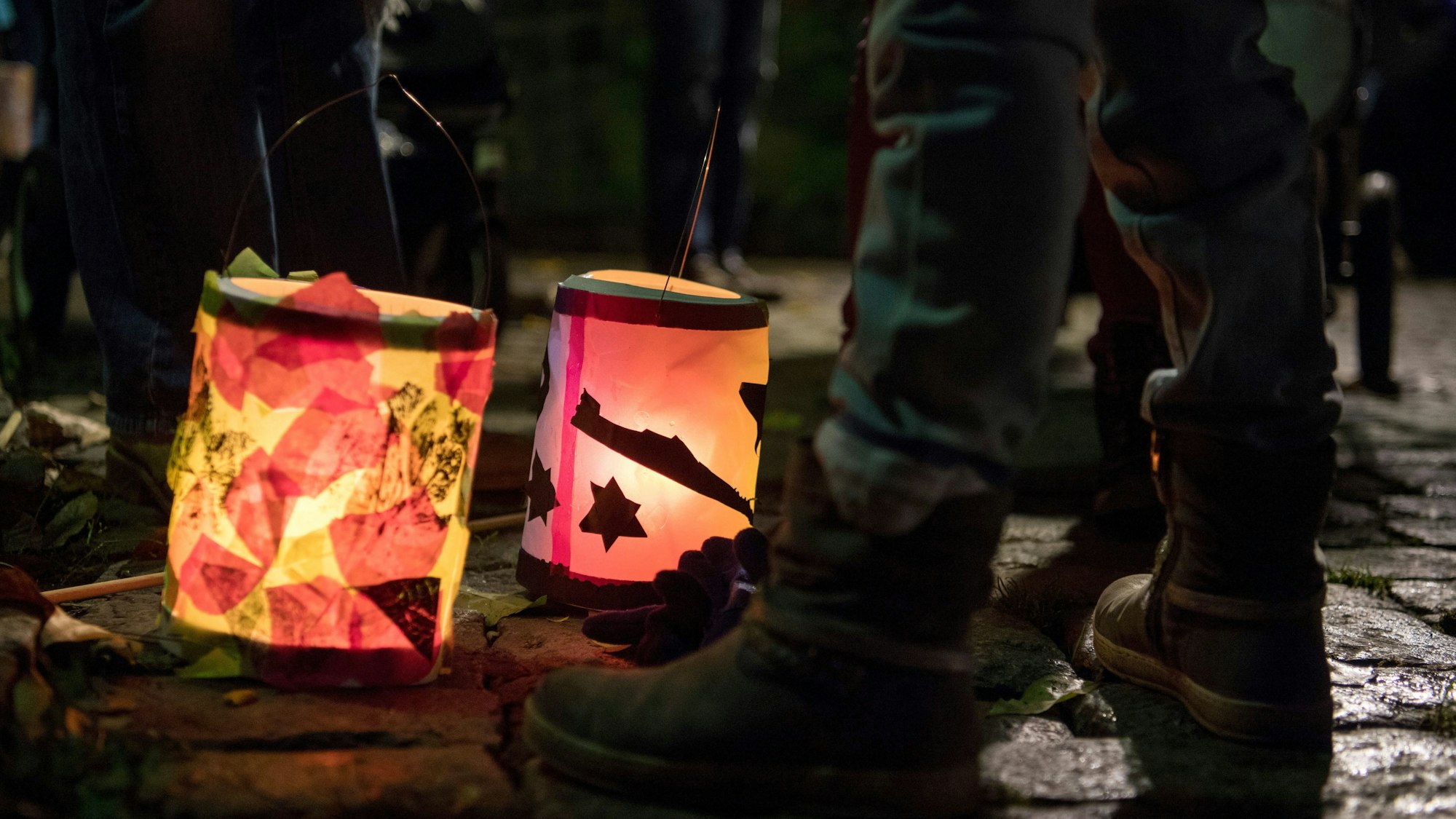 Laternen stehen während eines Martinsumzug auf dem Boden.