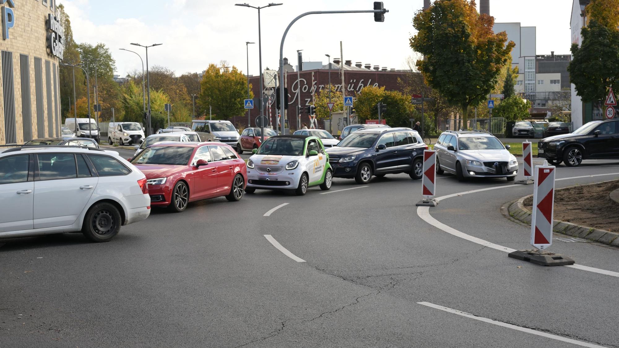 Das Foto zeigt den Stau am Driescher Kreisel in Bergisch Gladbach