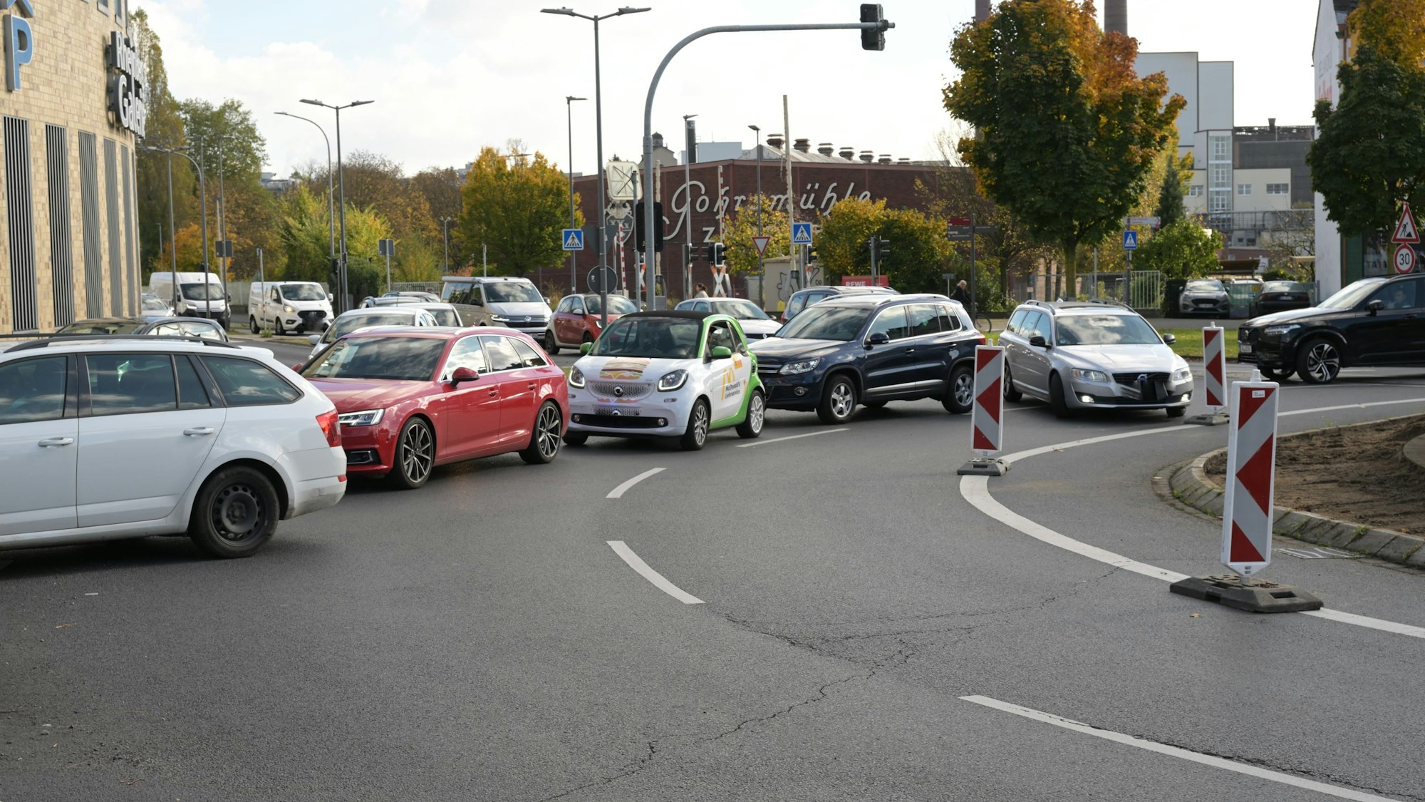 Das Foto zeigt den Stau am Driescher Kreisel in Bergisch Gladbach