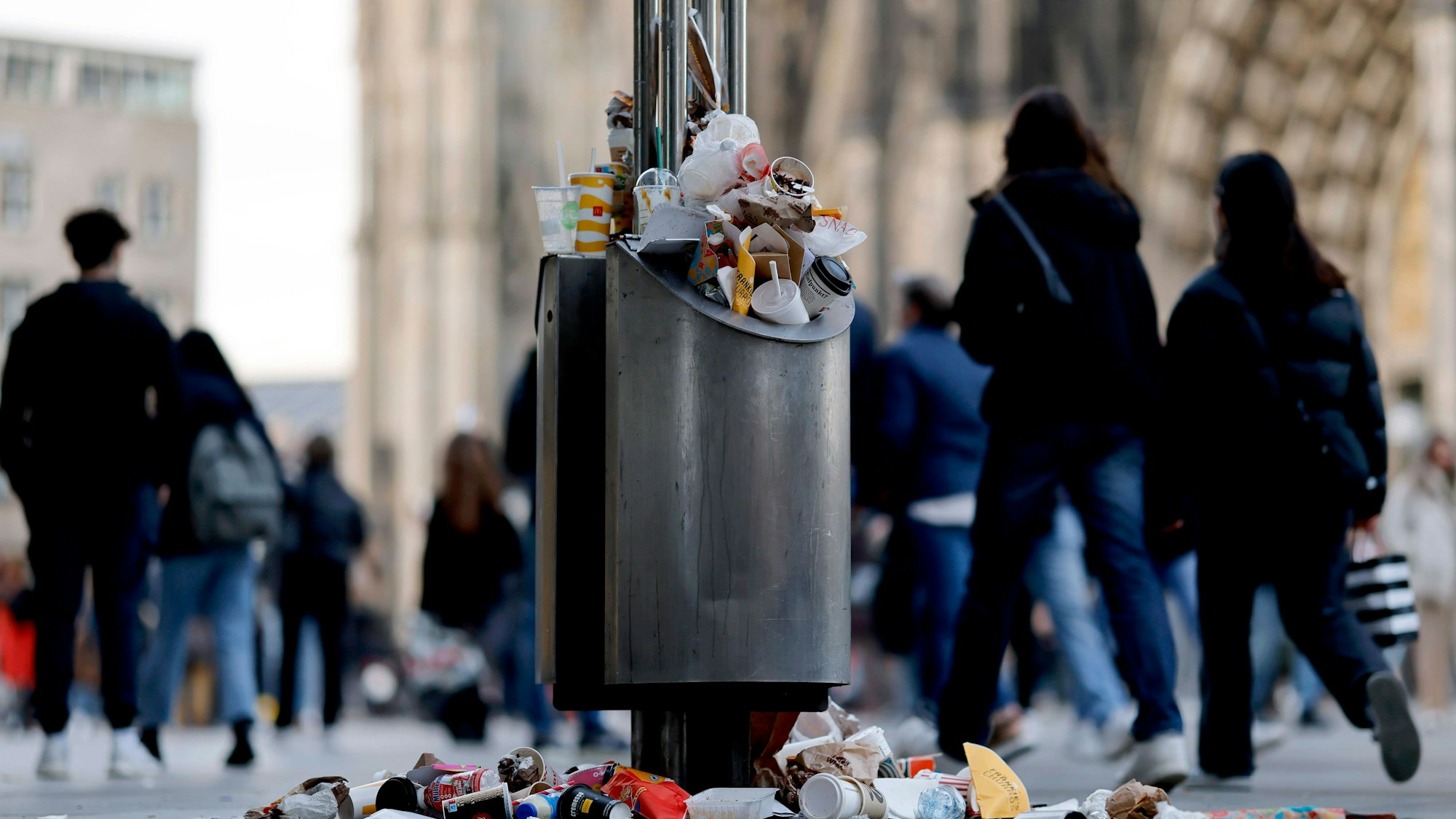 Ein Mülleimer nahe des Kölner Doms quillt über.
