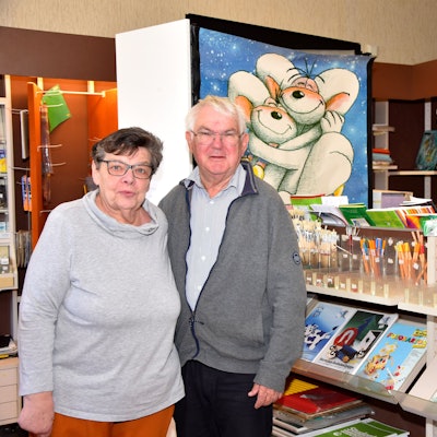 Das Paar posiert in ihrem Schreibwarenladen, wo es allerlei Hefte, Stifte und Papier zu kaufen gibt.