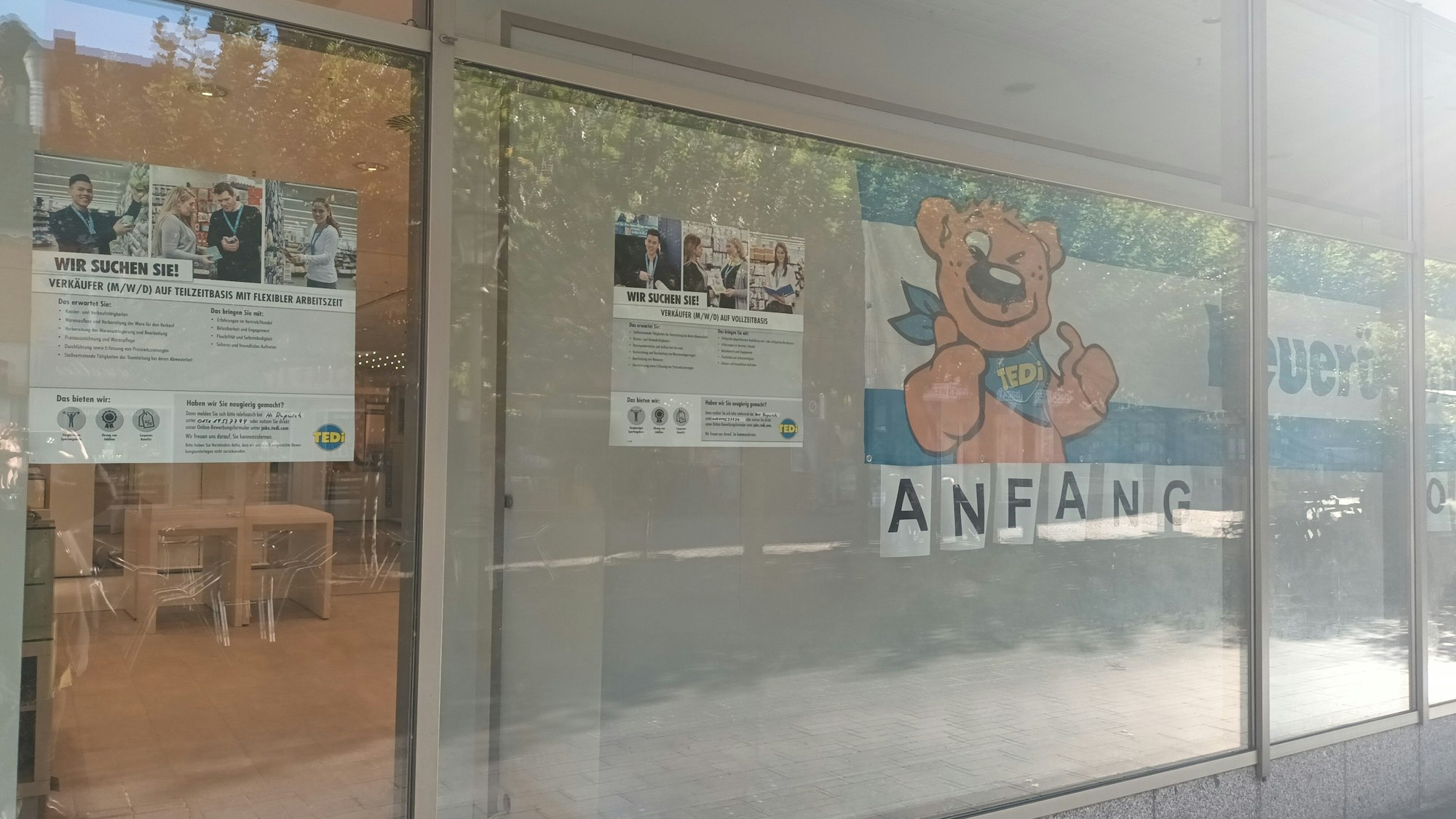 Ein Schaufenster mit Plakaten