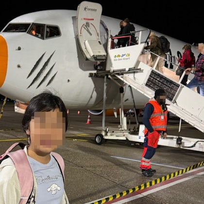 Tochter Mira am Abreisetag in den Kreta-Urlaub vor dem Flugzeug am Flughafen in Köln.