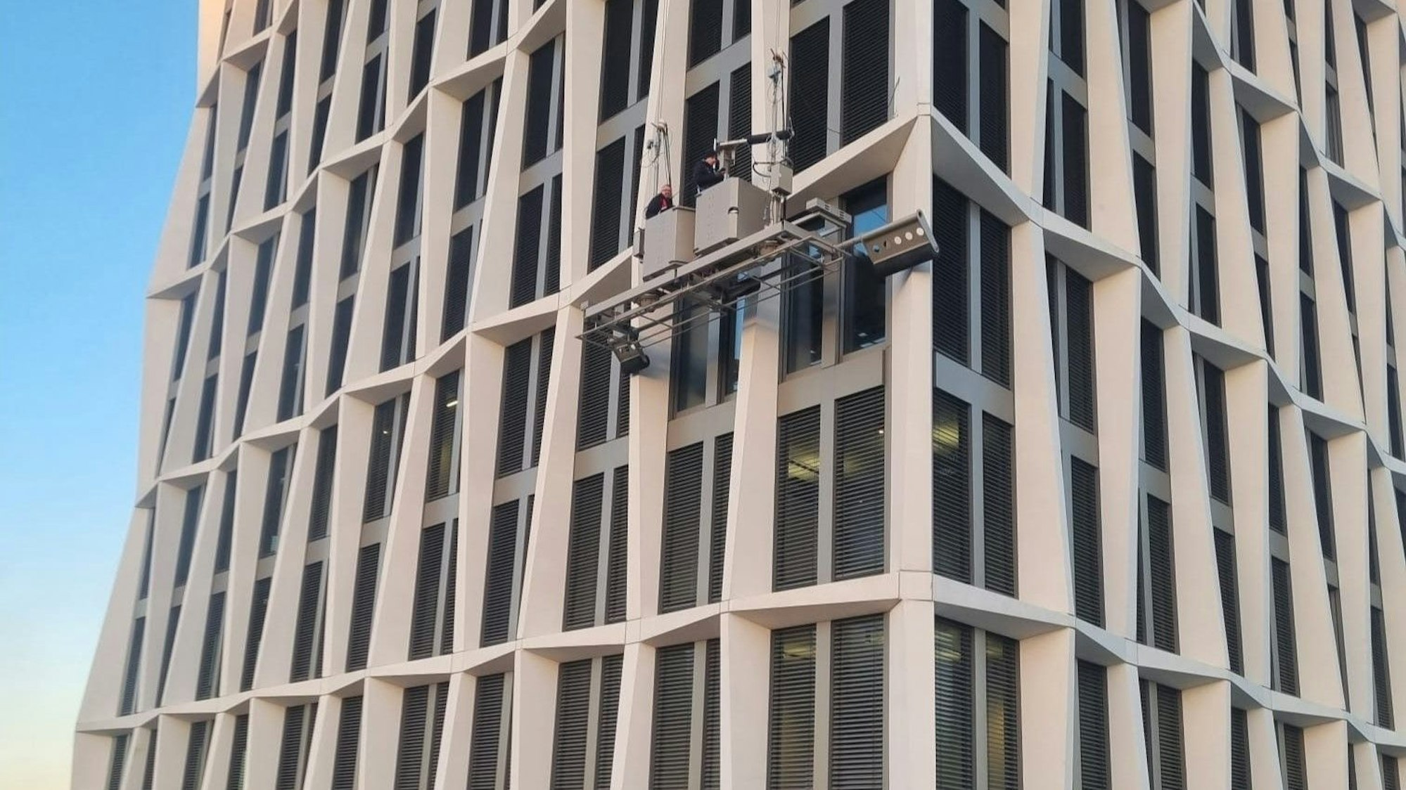 Die beiden Arbeiter in der Gondel in circa 40 Metern Höhe.