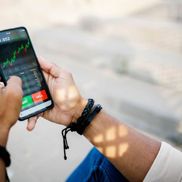Breit streuen und nicht zu kurzfristig planen: Damit lässt sich das Anlagerisiko bei ETFs senken.
