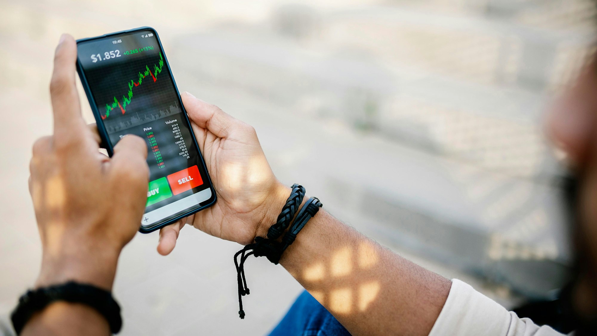 Breit streuen und nicht zu kurzfristig planen: Damit lässt sich das Anlagerisiko bei ETFs senken.