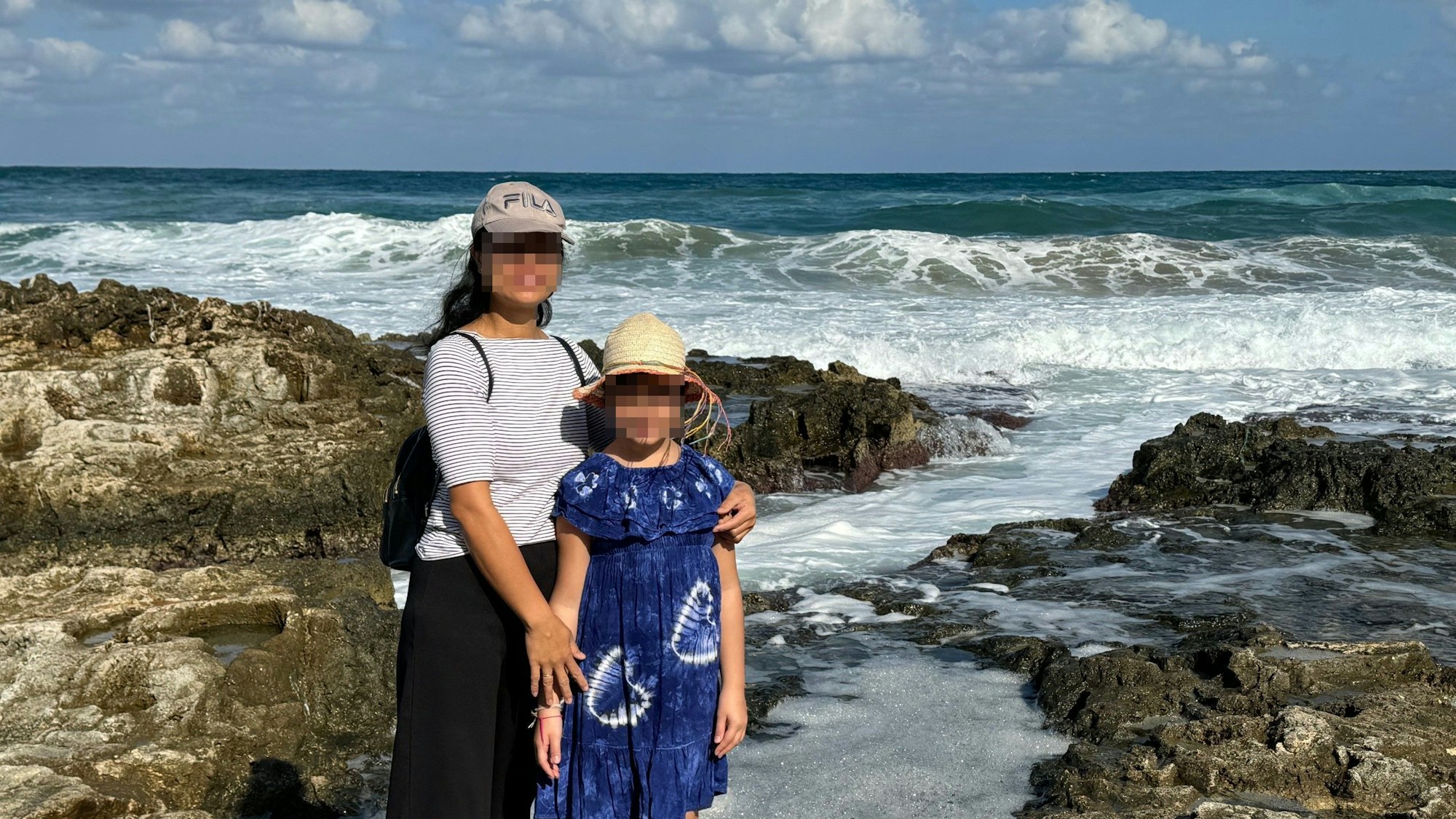 Su M. mit ihrer Tochter am Meer auf Kreta. Doch die glücklichen Stunden werden durch ein Flug-Chaos überschattet.