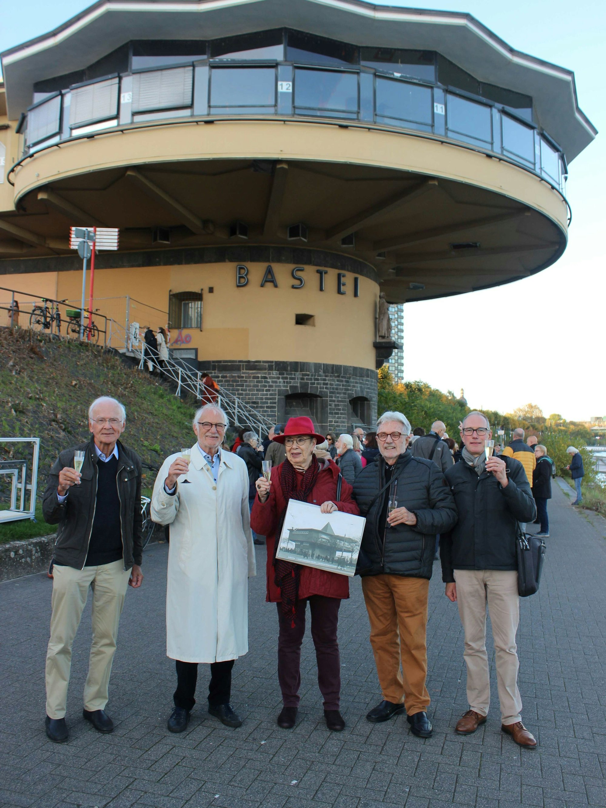 Kurt Metelmann von der Interessengemeinschaft Neustadt-Nord, Walter von Lom, Barbara Schock-Werner und Ulrich Krings vom „Freundeskreis Bastei“ sowie Martin Lehrer, Geschäftsführer des Rheinischen Vereins für Denkmalpflege Köln stehen vor der Bastei in Köln