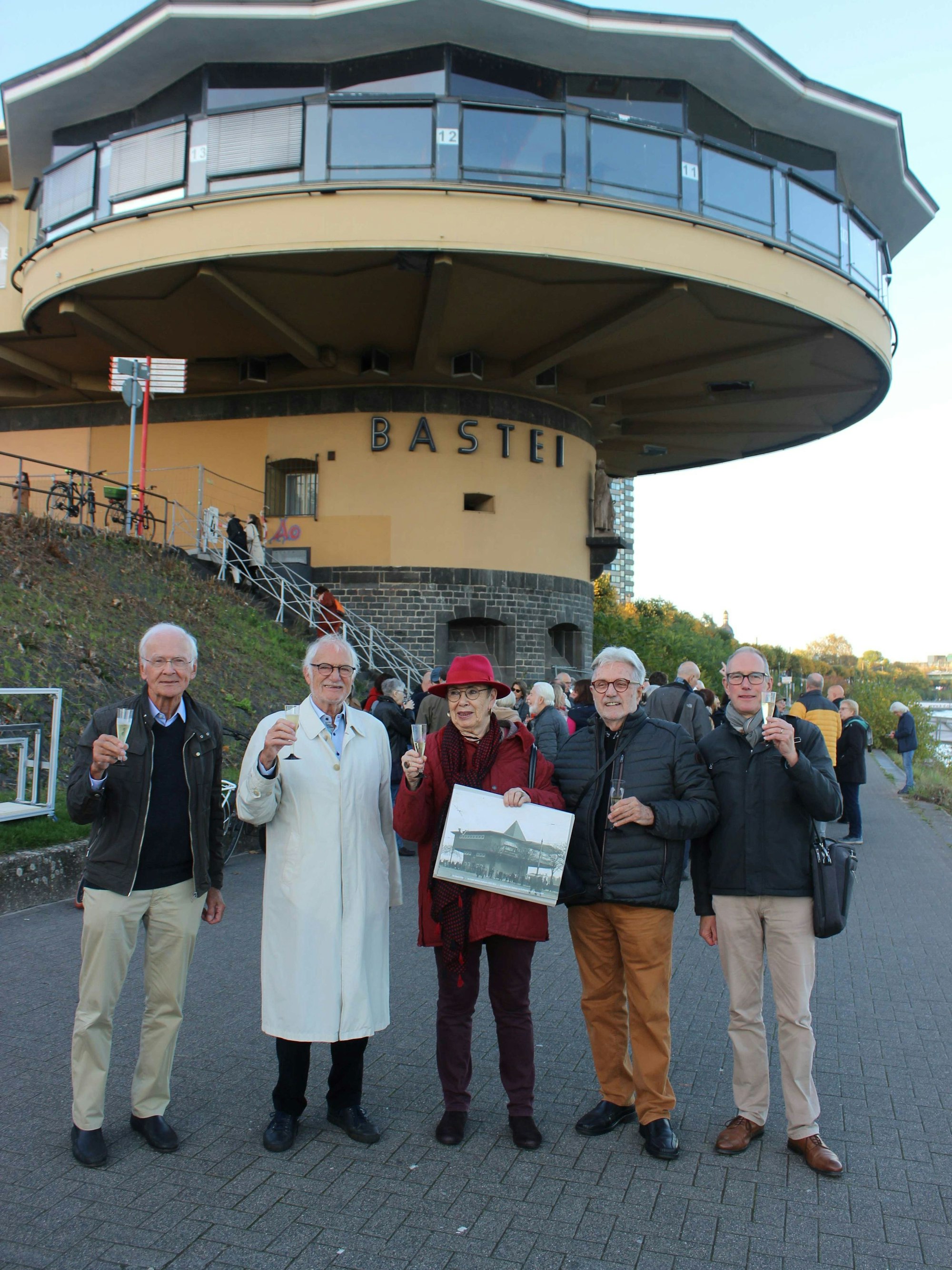 Kurt Metelmann von der Interessengemeinschaft Neustadt-Nord, Walter von Lom, Barbara Schock-Werner und Ulrich Krings vom „Freundeskreis Bastei“ sowie Martin Lehrer, Geschäftsführer des Rheinischen Vereins für Denkmalpflege Köln stehen vor der Bastei in Köln
