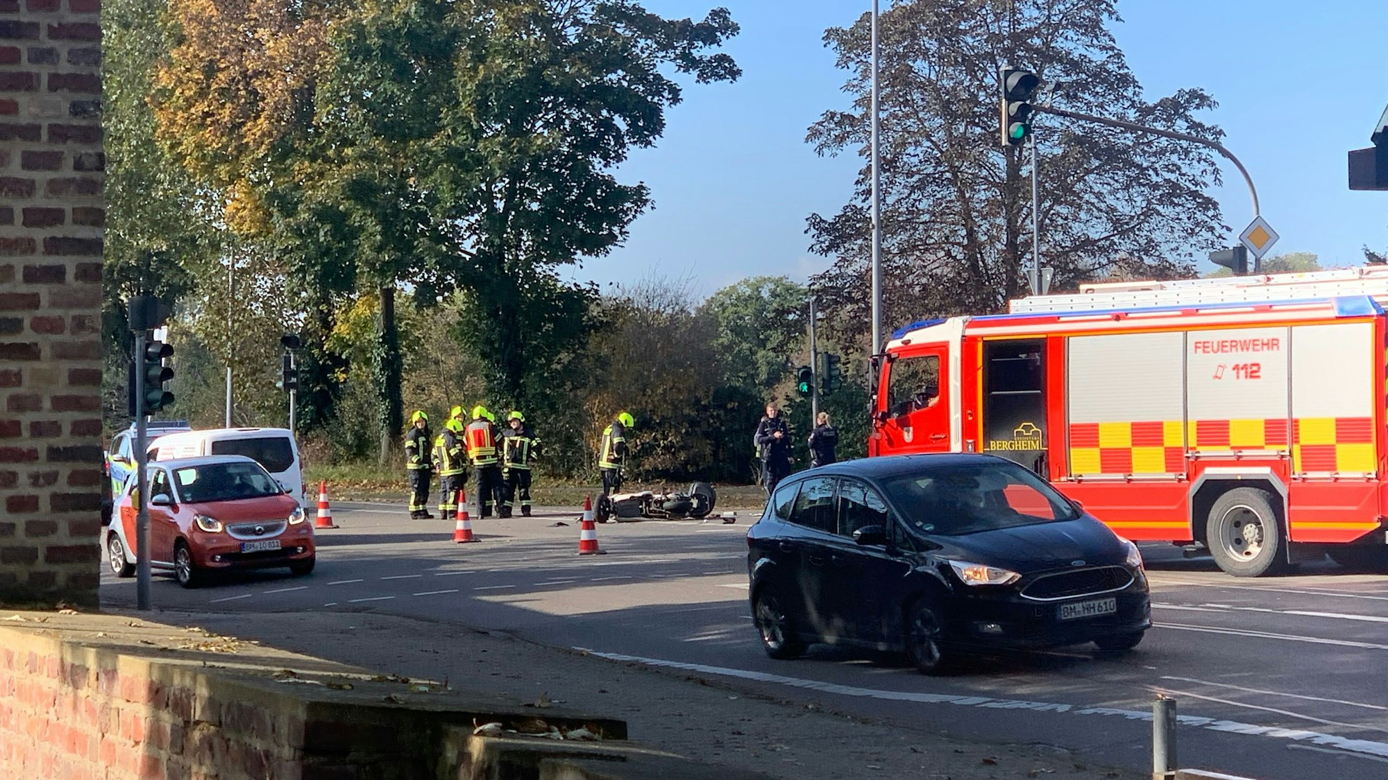 Auf dem Bild ist die Unfallstelle zu sehen, die Feuerwehr ist ausgerückt.
