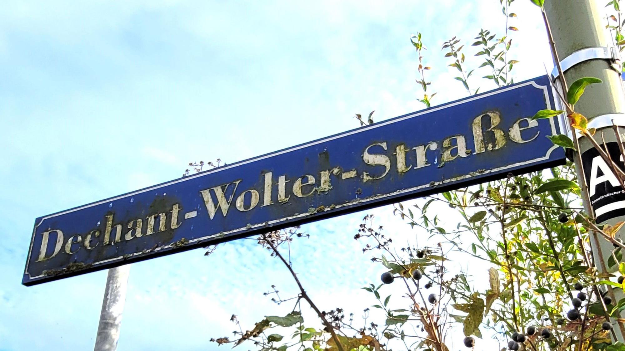 Dieses Straßenschild erinnert in Waldbröl an Dechant Emmerich Wolter. Nach dem Willen des Stadtrats soll es bald aus dem Stadtbild verschwinden. Wolter gilt als mutmaßlicher Täter in Sachen Kindesmissbrauch. Der politischen Entscheidung vorausgegangen ist ein Antrag aus der Bürgerschaft.