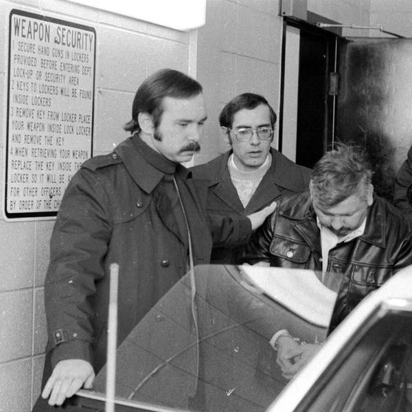 Der damals 36-jährige John Wayne Gacy wird aus dem Polizeirevier von Des Plaines auf dem Weg in ein Krankenhaus abgeführt.