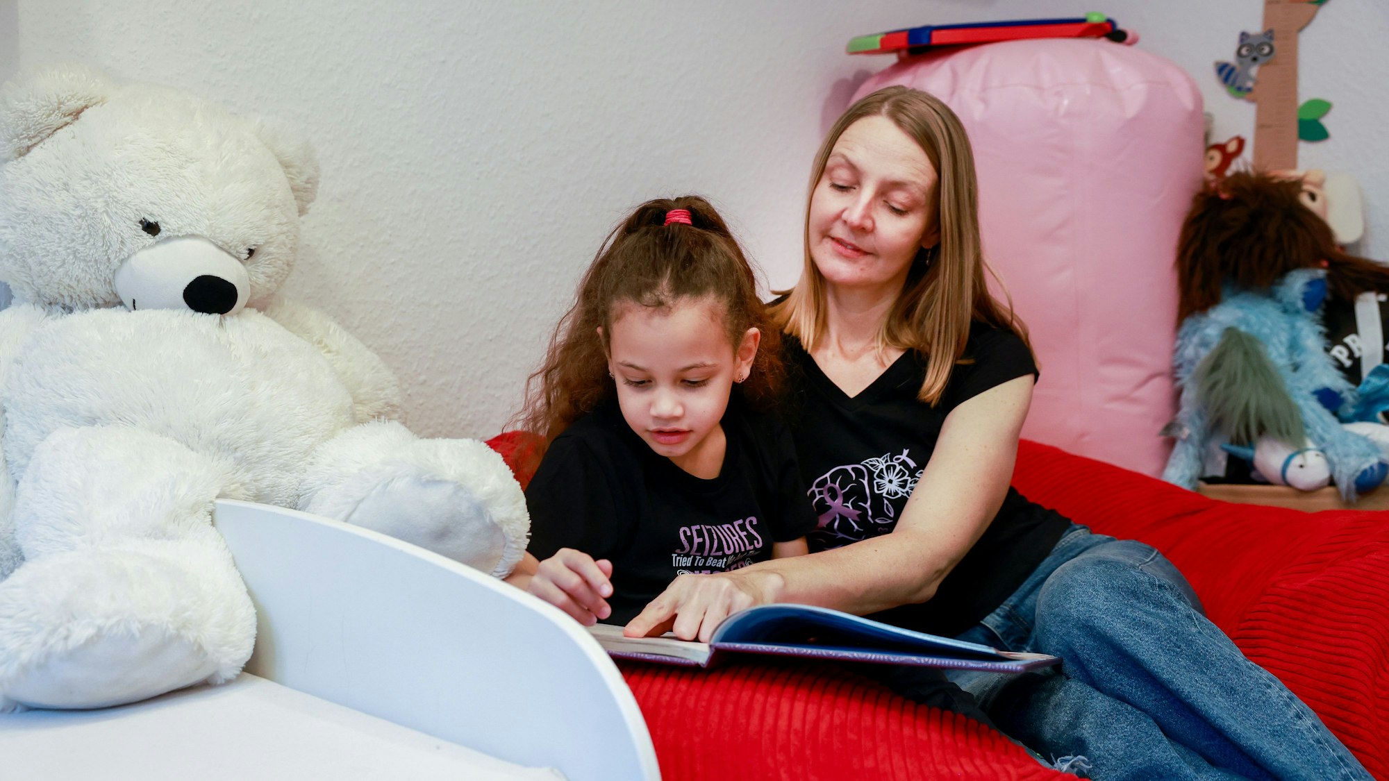 Anastasia Olfert und ihre Tochter Aurora