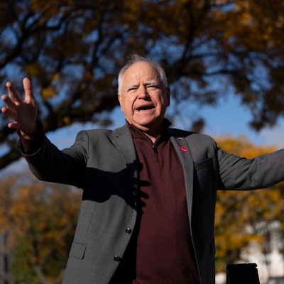 Der demokratische Vizepräsidentschaftskandidat Tim Walz aus Minnesota wird in einem Video, das in den sozialen Medien kursiert, beschuldigt. Doch die Vorwürfe sind frei erfunden.