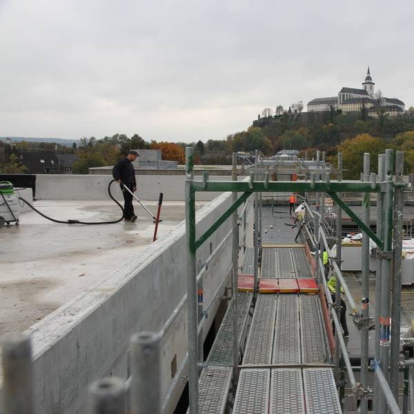 Arbeiten auf dem Dach eines großen Neubaus