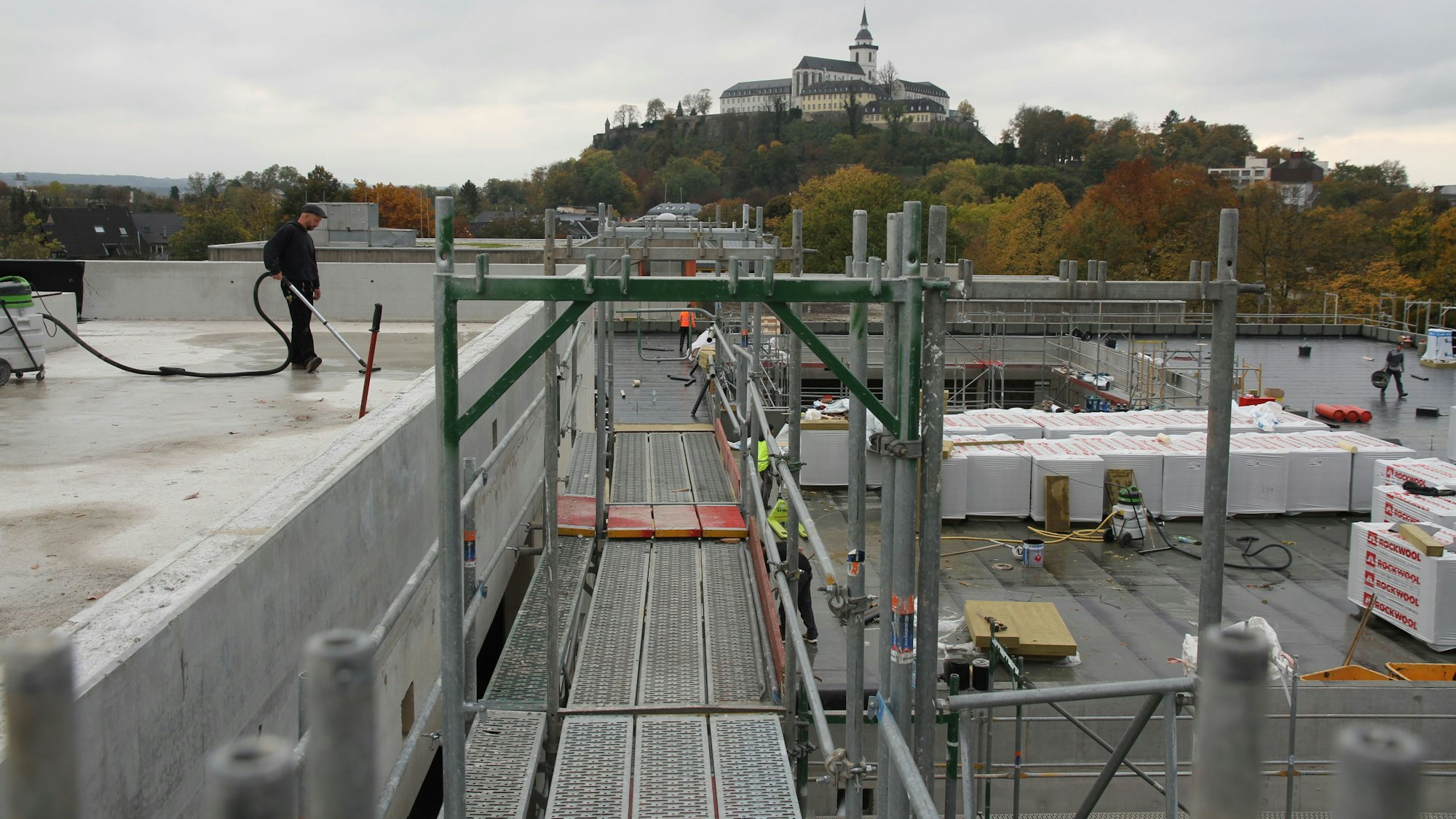 Arbeiten auf dem Dach eines großen Neubaus
