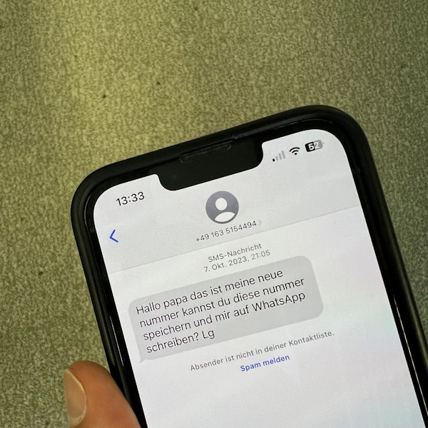 Per SMS geben sich die Täter als Kinder ihrer Opfer aus.