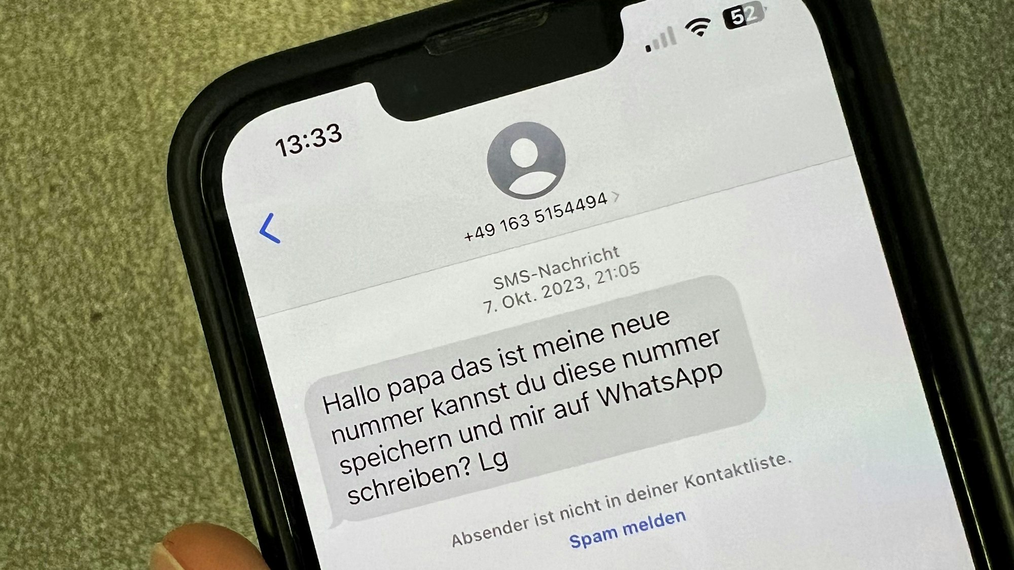Die Täter geben sich per sms als Kinder ihrer Opfer aus.