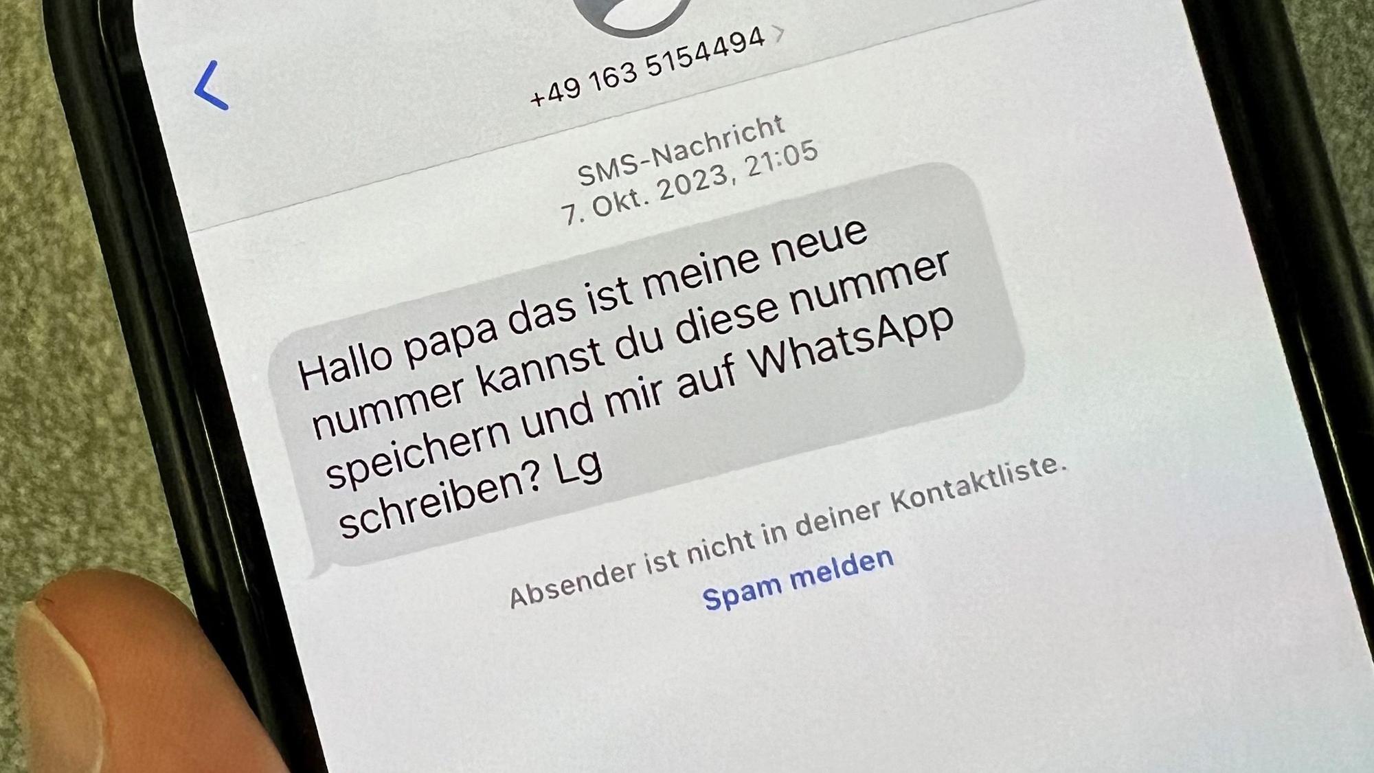 Die Täter geben sich per sms als Kinder ihrer Opfer aus.