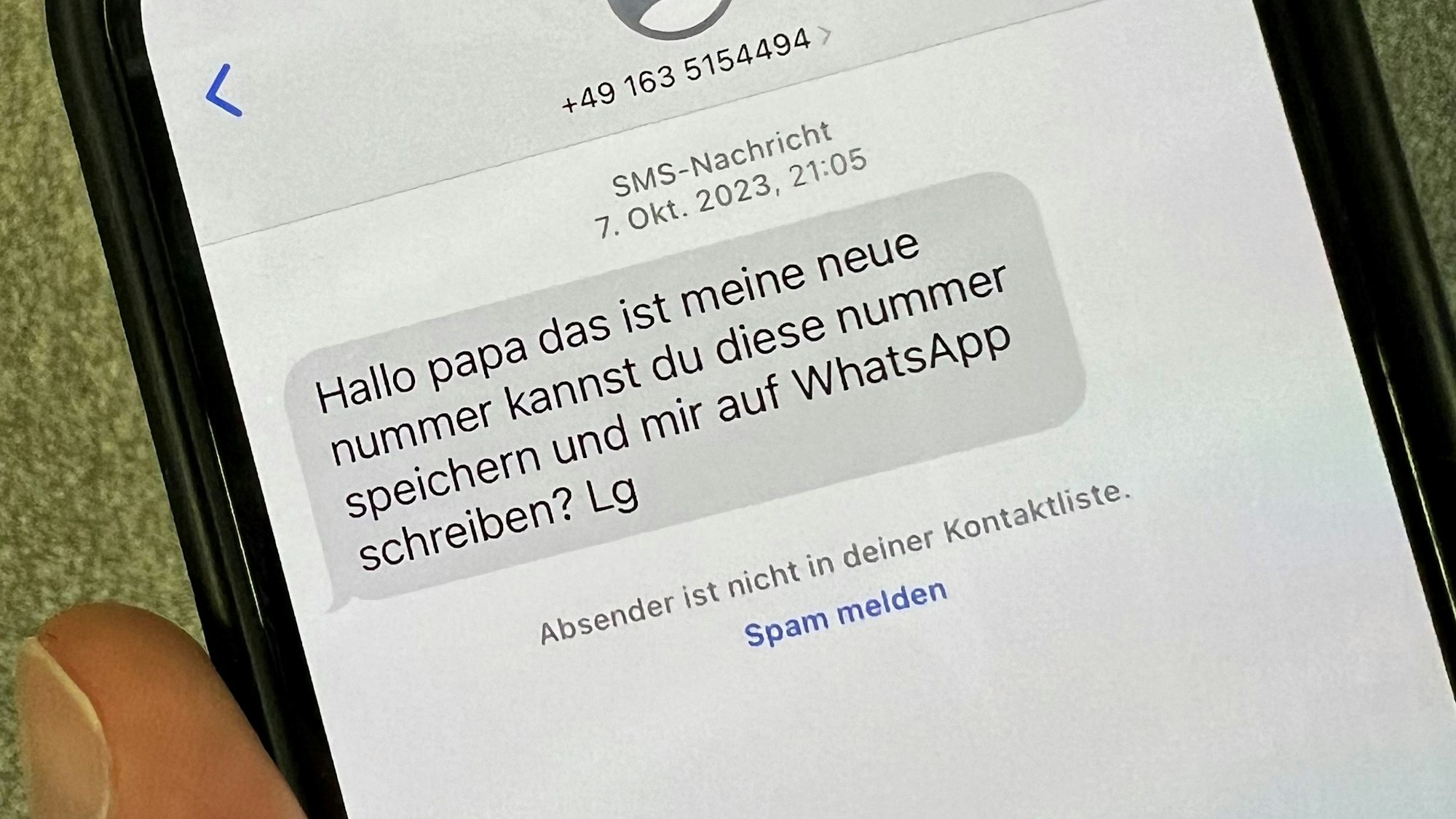 Die Täter geben sich per sms als Kinder ihrer Opfer aus.
