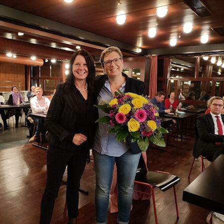 Dorothee Wassmuth (r.) löst Anita Rick-Blunck als Ortsvorsitzende der FDP Bergisch Gladbach ab.