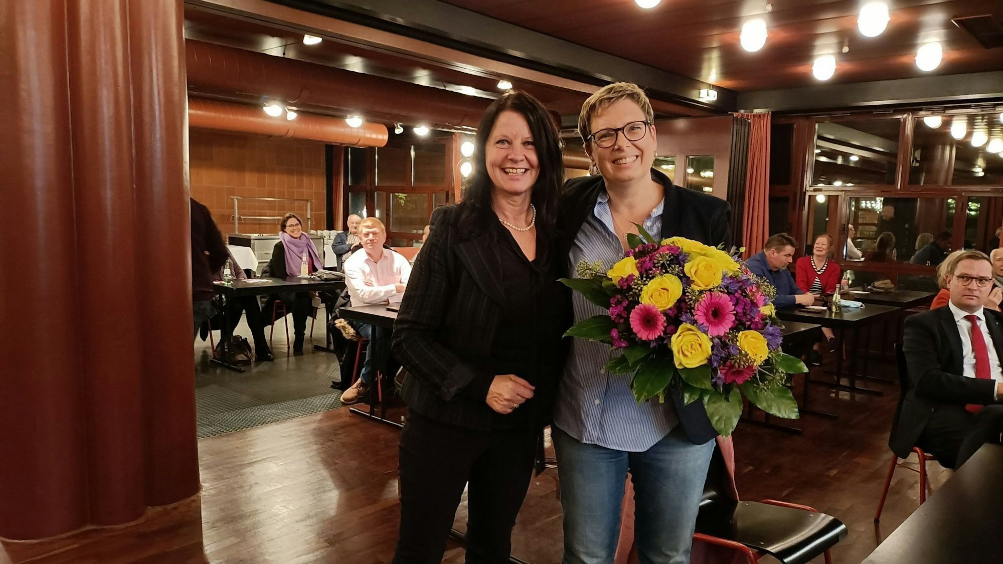 Dorothee Wassmuth (r.) löst Anita Rick-Blunck als Ortsvorsitzende der FDP Bergisch Gladbach ab.