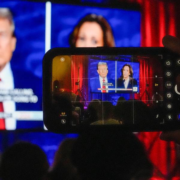 Menschen versammeln sich in den No Studios, um die Präsidentschaftsdebatte zwischen dem republikanischen Präsidentschaftskandidaten und ehemaligen US-Präsidenten Donald Trump und der demokratischen Präsidentschaftskandidatin und US-Vizepräsidentin Kamala Harris zu verfolgen.
