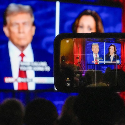 Menschen versammeln sich in den No Studios, um die Präsidentschaftsdebatte zwischen dem republikanischen Präsidentschaftskandidaten und ehemaligen US-Präsidenten Donald Trump und der demokratischen Präsidentschaftskandidatin und US-Vizepräsidentin Kamala Harris zu verfolgen.