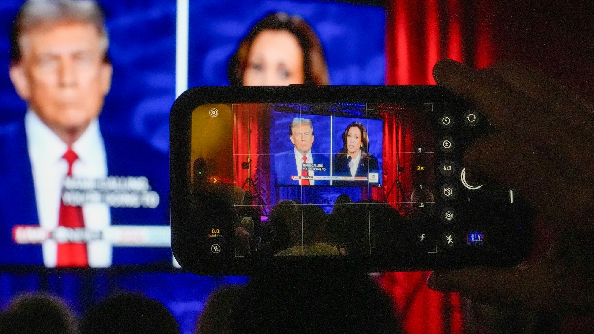 Menschen versammeln sich in den No Studios, um die Präsidentschaftsdebatte zwischen dem republikanischen Präsidentschaftskandidaten und ehemaligen US-Präsidenten Donald Trump und der demokratischen Präsidentschaftskandidatin und US-Vizepräsidentin Kamala Harris zu verfolgen.