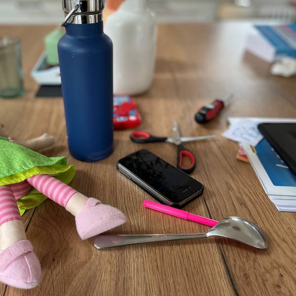 Puppe, Handy, Schraubenzieher – alles liegt herum.