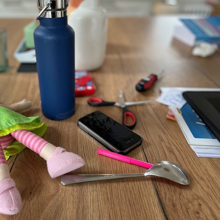 Puppe, Handy, Schraubenzieher – alles liegt herum.