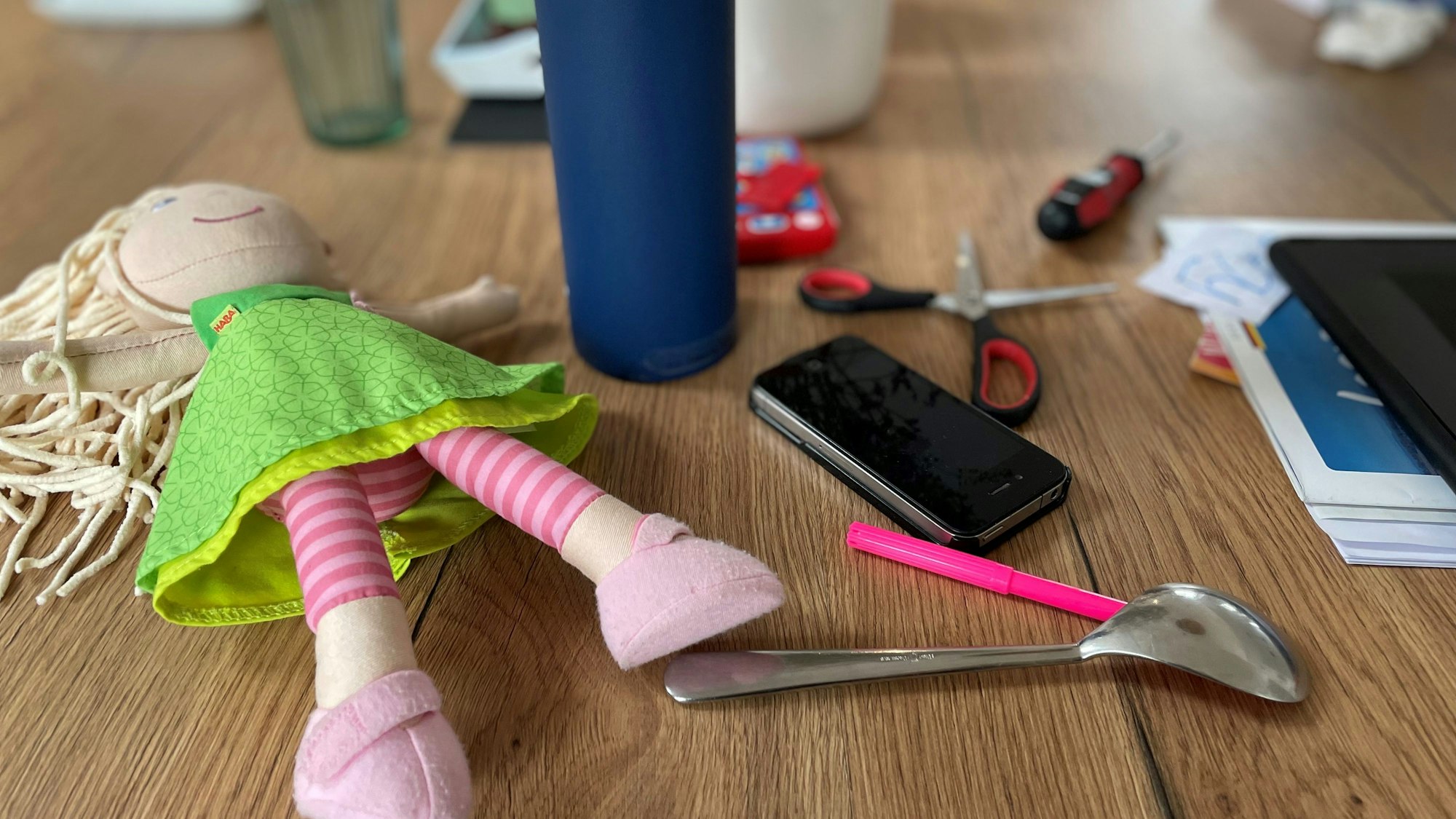 Puppe, Handy, Schraubenzieher – alles liegt herum.
