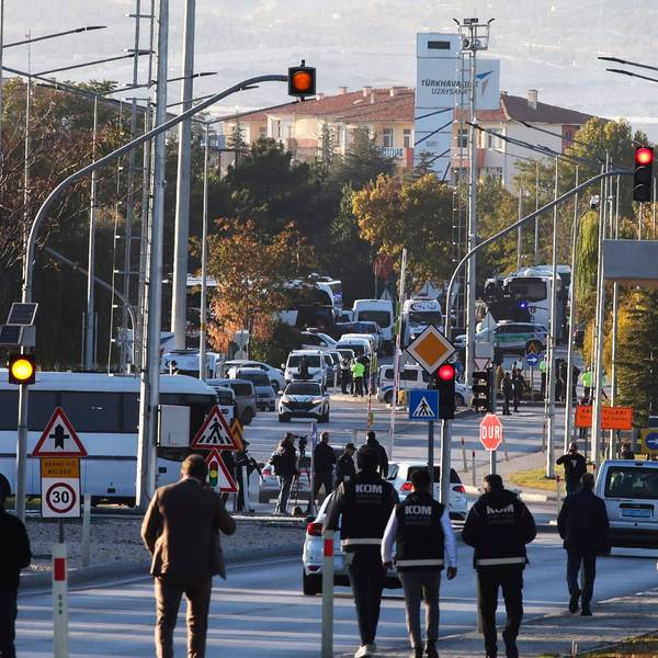 Einsatzkräfte nach dem Anschlag auf das Rüstungsunternehmen in Ankara am Mittwoch, 23. Oktober.