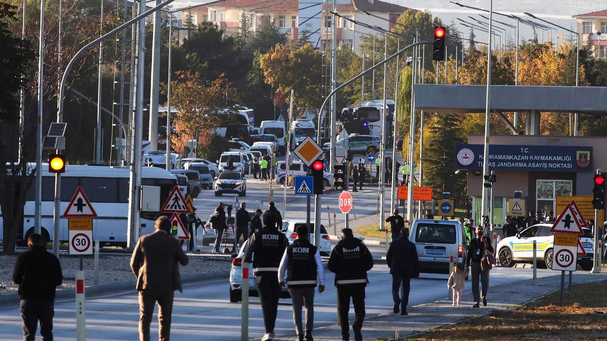 Einsatzkräfte nach dem Anschlag auf das Rüstungsunternehmen in Ankara am Mittwoch, 23. Oktober.