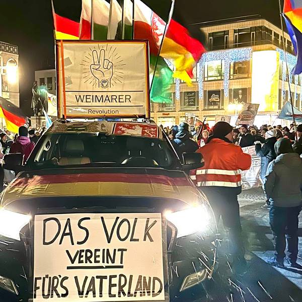 Missbrauch des Buchenwald-Schwurs durch Rechtsextreme: „Montagsspaziergänger“ vor dem Deutschen Nationaltheater in Weimar, 15. Januar 2024.
