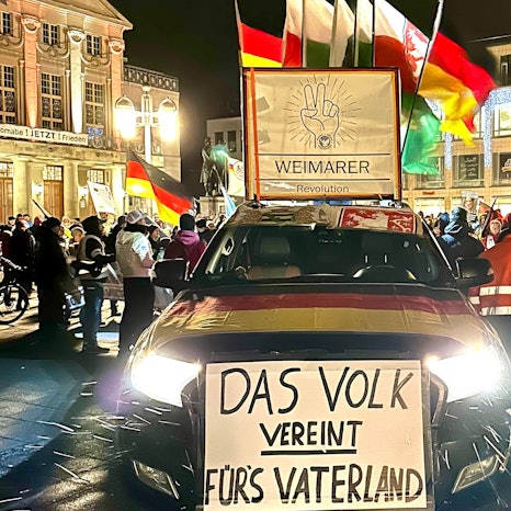 Missbrauch des Buchenwald-Schwurs durch Rechtsextreme: „Montagsspaziergänger“ vor dem Deutschen Nationaltheater in Weimar, 15. Januar 2024.