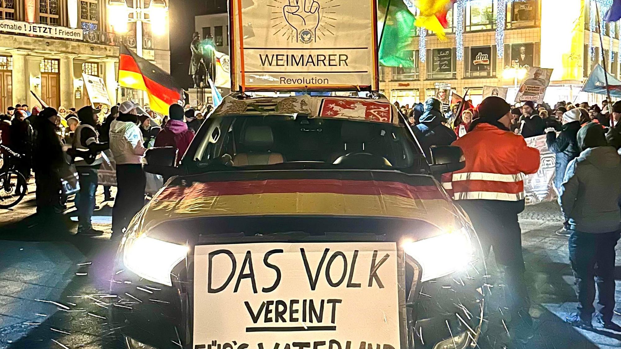 Missbrauch des Buchenwald-Schwurs durch Rechtsextreme: „Montagsspaziergänger“ vor dem Deutschen Nationaltheater in Weimar, 15. Januar 2024.