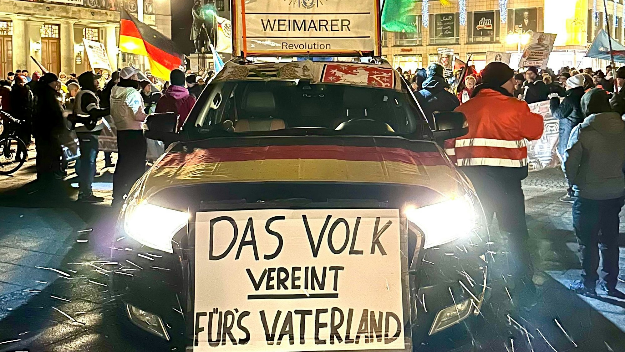 Missbrauch des Buchenwald-Schwurs durch Rechtsextreme: „Montagsspaziergänger“ vor dem Deutschen Nationaltheater in Weimar im Januar dieses Jahres.