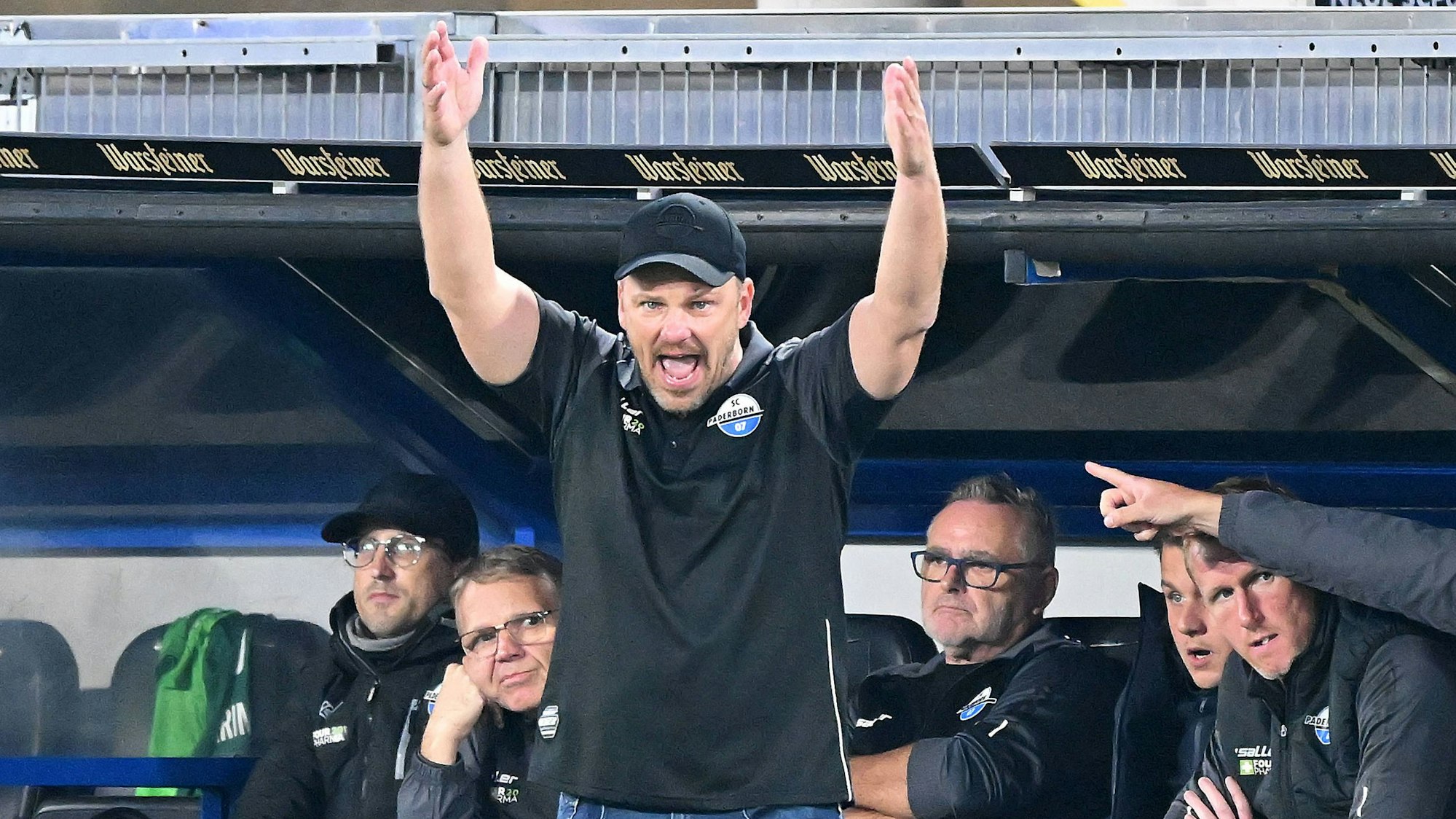 Paderborn, Home Deluxe Arena, 04.10.24, GER, Herren, 2.Bundesliga, Saison 2024-2025, SC Paderborn 07 - SSV Jahn Regensburg Bild: Trainer Lukas KWASNIOK Paderborn Only for editorial use DFL regulations prohibit any use of photographs as image sequences and/or quasi-video. NRW Deutschland *** Paderborn, Home Deluxe Arena, 04 10 24, GER, Herren, 2 Bundesliga, Saison 2024 2025, SC Paderborn 07 SSV Jahn Regensburg Bild Trainer Lukas KWASNIOK Paderborn Only for editorial use DFL regulations prohibit any use of photographs as image sequences and or quasi video NRW Germany