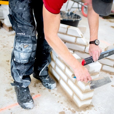 Besonders das Bauhandwerk leidet unter hohen Kosten und schwächelnder Nachfrage.