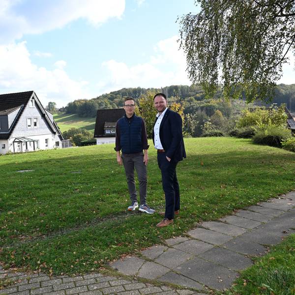 Torben Sauermann und Stefan Rappenhöner stehen auf einer Wiese, die künftig bei Festen genutzt werden kann.