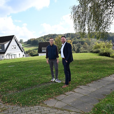 Torben Sauermann und Stefan Rappenhöner stehen auf einer Wiese, die künftig bei Festen genutzt werden kann.