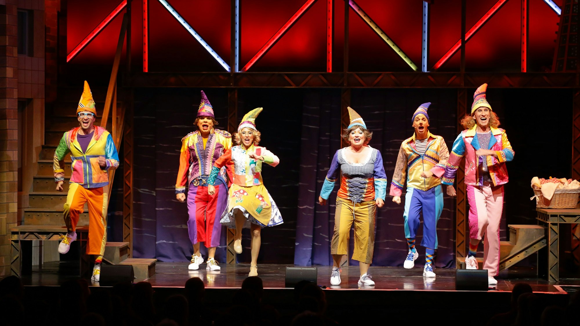 Premiere : v.l.n.r: Beka Bediana (Johnny Turetti), Sophie Russel ( Bätes Boterarm) , Kirsten Hesse (Marie Kappes), Barbara Nöske ( Mändy Stöpsel), Armin hoffmann (Tünnes Stippelfott) und Ralf Borgartz (Willi Kallendresser). Schäl Sick Story .Im Scala Theater am Hohenzollernring.