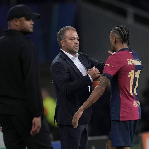 Barca-Trainer Hansi Flick gratuliert dem dreifachen Torschützen Raphinha bei dessen Auswechslung. Der FC Barcelona hat 4:1 gegen den FC Bayern München gewonnen.